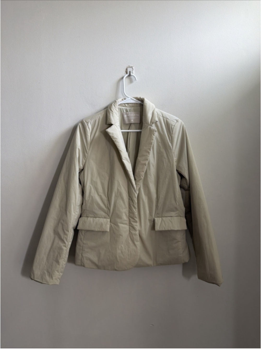 EUC WOMEN’S ATHLETA EVOLUTION BLAZER SIZE MEDIUM M BEIGE KHAKI STYLE 500917 NYLO